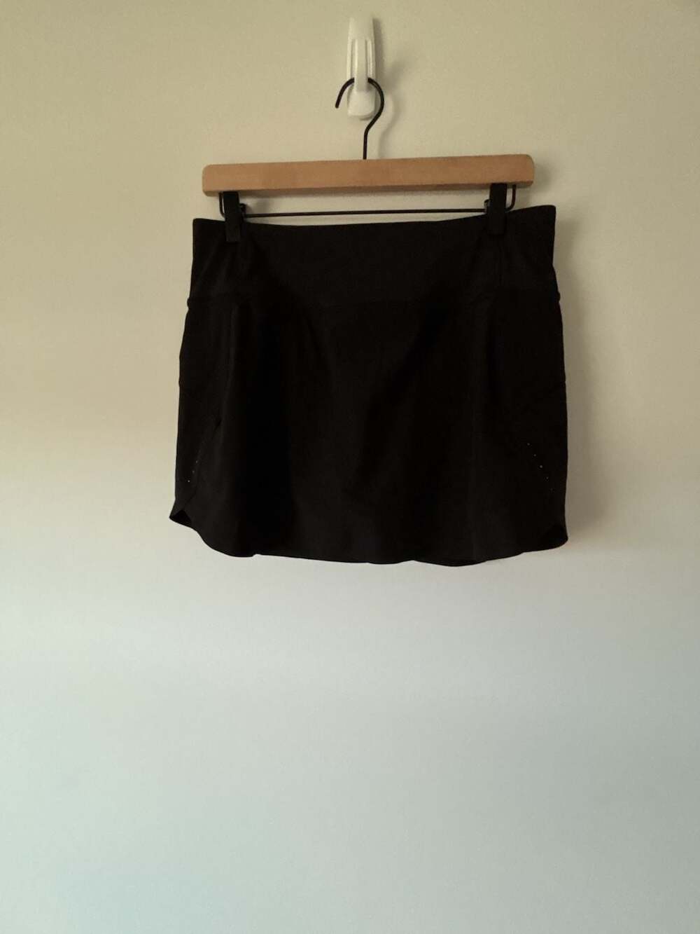 Athleta Run With It 14" Skort Size M Black Athletic Skirt
